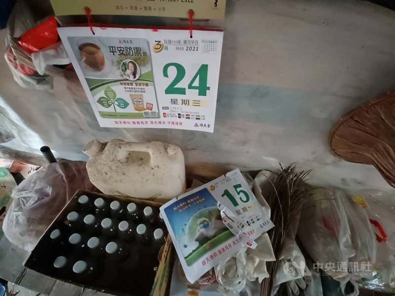 高雄市旗山旗尾第三登山口18日發生火燒山,旗山警分局事後在附近查訪,發現86歲陳姓老農的工寮有石塊及已撕下的日曆紙,與火災現場跡證吻合,鎖定陳姓老農涉有重嫌。(高市旗山警分局提供)中央社記者洪學廣傳真 110年3月23日
