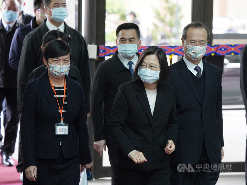 總統蔡英文(前中)23日在司法院長許宗力(前右)的陪同下,在士林地方法院出席「國民法官模擬法庭」。中央社記者徐肇昌攝 110年3月23日