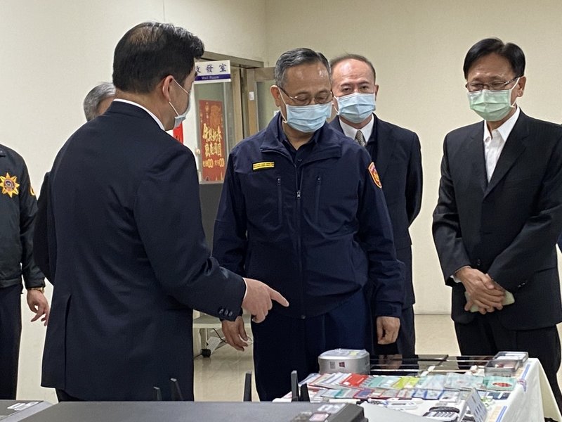 警政署繼日前執行兩波全國同步掃黑行動後,為斬斷黑道賴以生存的不法金流及溯源揪出幕後分子法辦,近期接續執行「全國掃蕩賭博、洗錢及轉帳水房專案」,23 日舉行專案記者會,警政署長陳家欽(前中)視察相關贓證物。中央社記者黃麗芸攝 110年3月23日