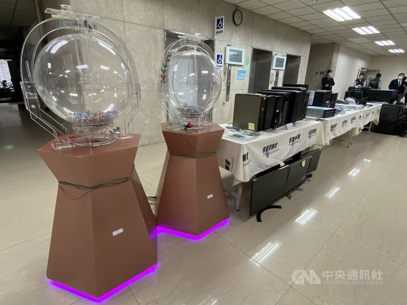 警政署執行「全國掃蕩賭博、洗錢及轉帳水房專案」,查獲具規模職業賭場和網路賭博等共203案、1020人等,其中28案有黑道幫派主持或涉入。圖為相關贓證物。中央社記者黃麗芸攝 110年3月23日