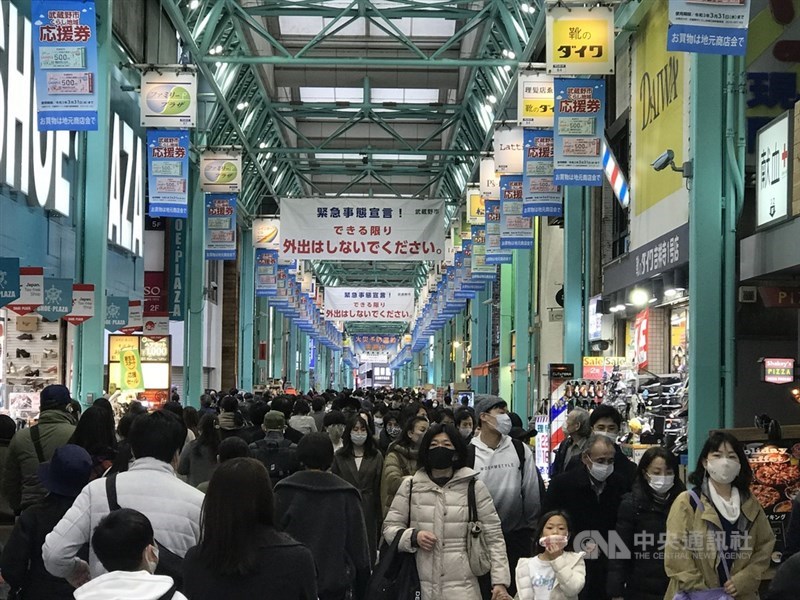 GLOBAL DINING公司不滿東京都為防疫下強制命令縮短餐廳營業時間,狀告東京都違憲求償104日圓,欲喚醒各界重視此問題。圖為東京吉祥寺車站前商店街7日人潮。(中央社檔案照片)