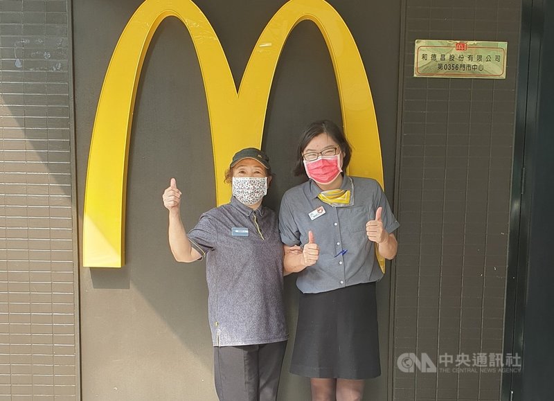 麥當勞目前在全台的門市高達400間,考量15歲至64歲的工作年齡人口從2015年達最高峰後開始下降,麥當勞為因應人力需求,2016年開始推動「多元化人力池」方案,把中高齡納入積極招募的對象之一。(勞動部銀髮人才資源中心提供)中央社記者吳欣紜傳真 110年3月23日