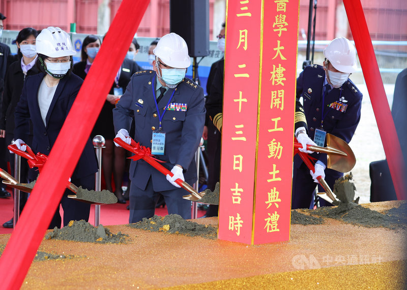三軍總醫院松山分院航空醫學大樓開工動土典禮23日舉行,總統蔡英文(前左)等人出席動土儀式。中央社記者謝佳璋攝 110年3月23日