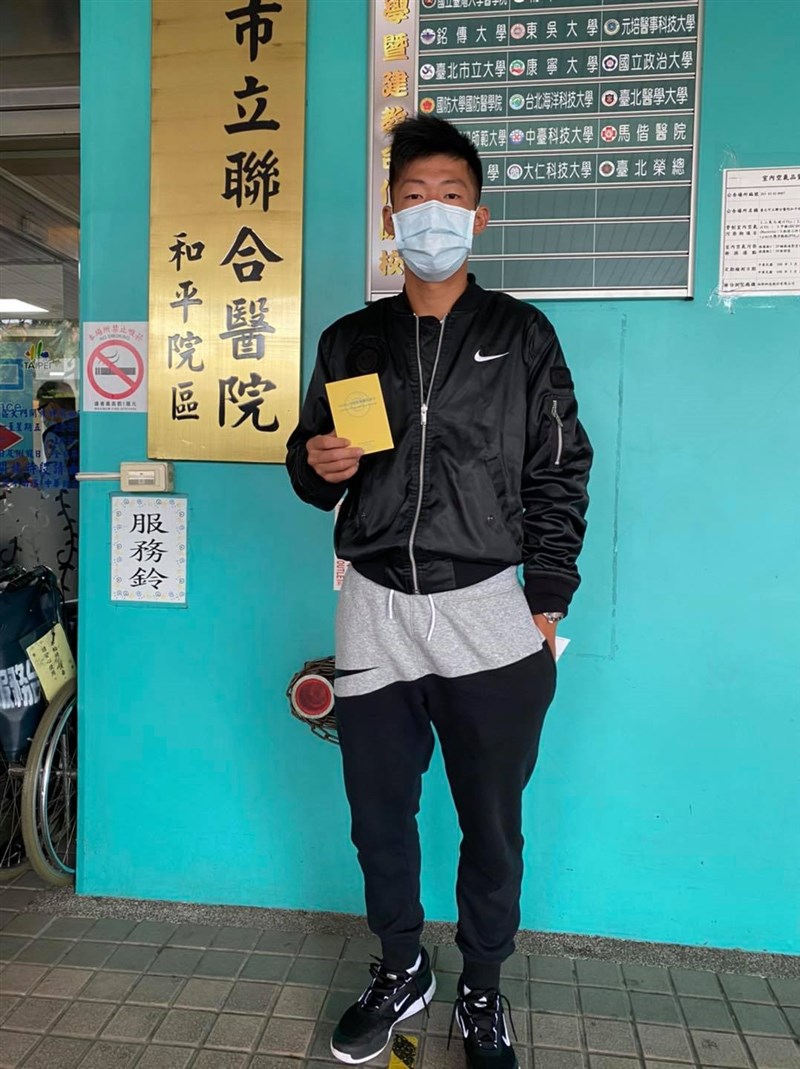 體育署競技組代理組長藍坤田表示,23日上午共有10名運動選手完成疫苗接種,其中包括台灣網球小將曾俊欣(圖)。(圖取自facebook.com/Tseng.ChunHsin.Jason)