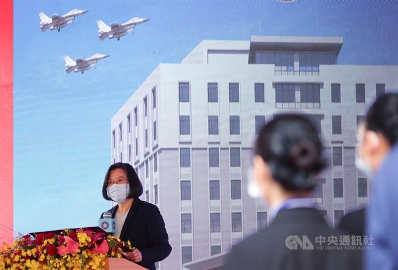 三軍總醫院松山分院航空醫學大樓開工動土典禮23日舉行,總統蔡英文(左)致詞時表示,已指示國防部全力搜救並且釐清事故原因,也向殉職飛官家屬表達最沉痛的哀悼。中央社記者謝佳璋攝 110年3月23日