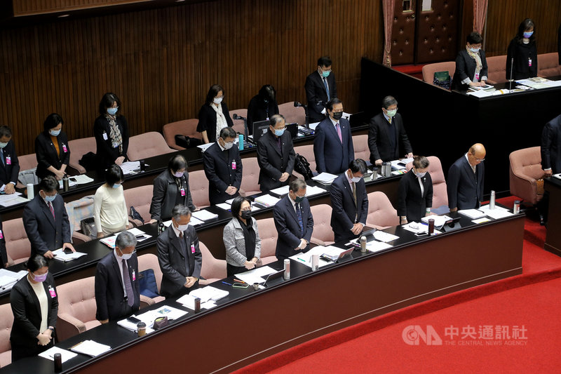 立法院會23日對行政院長蘇貞昌(前排右)施政方針及施政報告繼續質詢,部會首長列席。會議開始前蘇貞昌率全體為國軍失事戰機殉職飛官默哀。中央社記者王飛華攝 110年3月23日