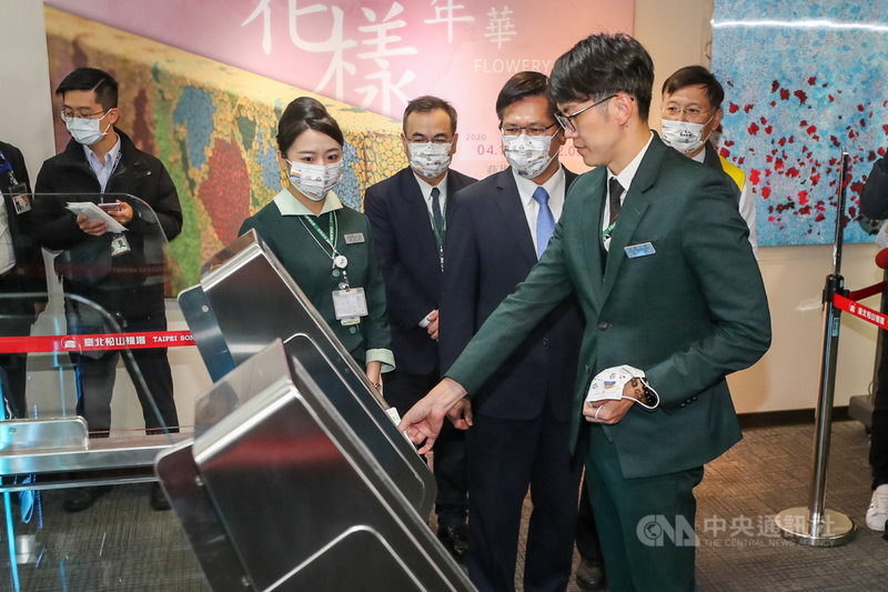 交通部長林佳龍(後右2)23日至松山機場視察「3e智慧通關系統」,由旅客自助通關查驗,強化航空保安,並降低機場人力負擔。中央社記者裴禛攝 110年3月23日