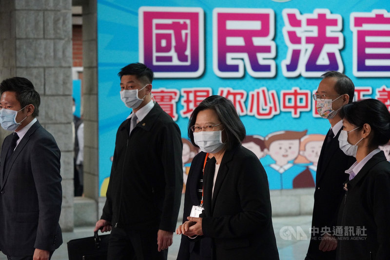 總統蔡英文(左3)23日在士林地方法院出席「國民法官模擬法庭」。中央社記者徐肇昌攝 110年3月23日