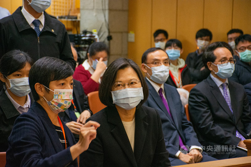士林地方法院23日舉辦國民法官模擬法庭演練,總統蔡英文(前左2)應邀到場旁聽,這也是總統首度參與國民法官模擬法庭。(司法院提供)中央社記者蕭博文攝 110年3月23日