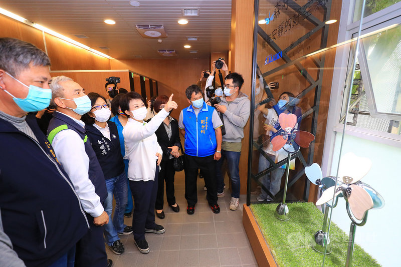 台中捷運繼去年推出高鐵台中站及松竹站的5星級女廁後,再與在地企業合作,於文心森林公園站打造森林系主題男女廁,台中市長盧秀燕(左4)23日到場參觀。中央社記者蘇木春攝 110年3月23日