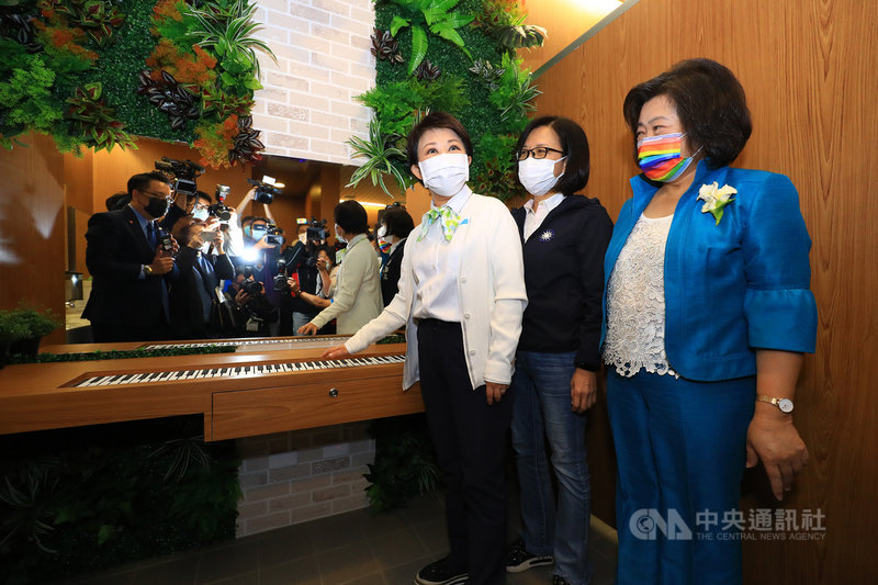 台中捷運公司23日舉行文心森林公園站舉辦主題廁所開箱記者會,市長盧秀燕(右3)到場參觀,廁所內設置的「音樂梳妝台」可彈奏樂音並播放輕柔音樂,成為一大亮點。中央社記者蘇木春攝 110年3月23日