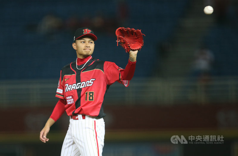 中職味全龍隊新秀徐若熙(圖)開季至今前2戰飆出16次三振,無緣改寫職棒元年涂鴻欽寫下本土投手開季前2戰17K聯盟紀錄,但表現仍十分亮眼,預計28日將再次先發登板。中央社 110年3月23日
