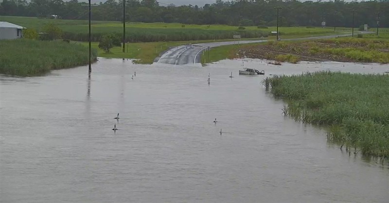 「紐約時報」報導,兩個在澳洲東部匯集的大型風暴帶來豪雨,預計會下到23日晚上,打破50年、甚至100年紀錄。圖為澳洲昆士蘭州淹水景象。(圖取自twitter.com/TMRQld)