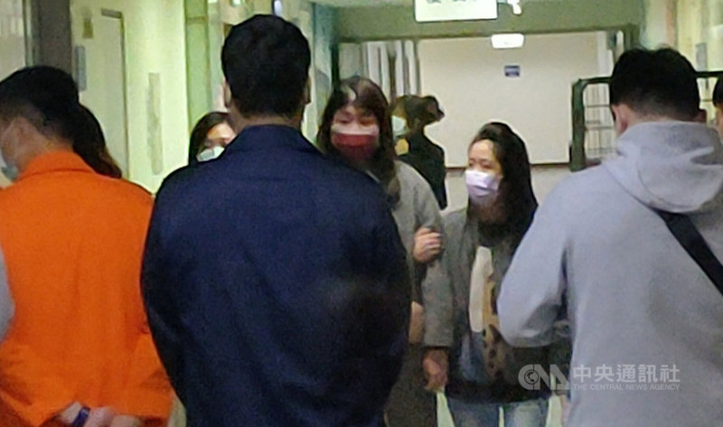 空軍志航基地2架F-5E戰機22日在屏東旭海擦撞,造成飛官羅尚樺殉職。羅妻(紅色口罩者)23日挺著孕肚前往靈堂,不發一語,只是不停哭泣,隨後在軍方安排下搭車前往失事地點招魂。中央社記者盧太城台東攝 110年3月23日