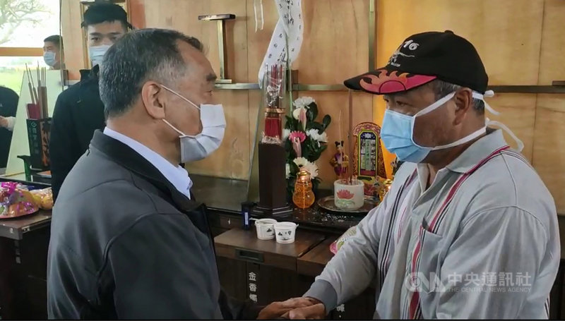 國防部長邱國正(左)23日到台東向戰機失事殉職和失蹤的飛官家屬致上最沉痛的歉意,並代表總統蔡英文向家屬致哀致意。中央社記者盧太城台東攝 110年3月23日