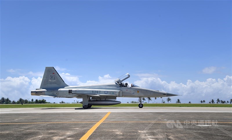 空軍2架F-5E戰機擦撞墜海,行政院發言人羅秉成23日說,國防部已核定總金額新台幣7.8億元經費更換戰機彈射椅,經費可立即發,不必送行政院。圖為F-5E同型機。(中央社檔案照片)