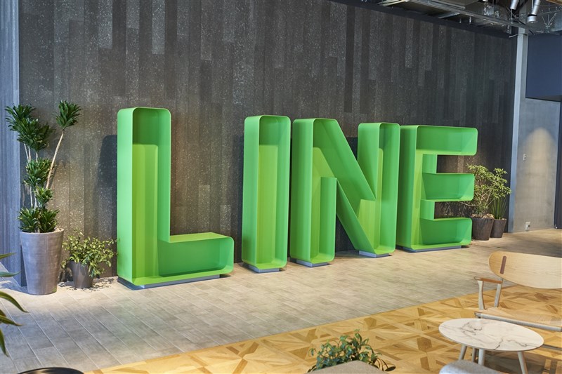 通訊軟體LINE於3月被發現允許中國相關業者查看使用者個資,母公司調查報告指出,LINE未顧及個資可能外洩中國政府的風險。(圖取自日本Line網頁line-online.me)