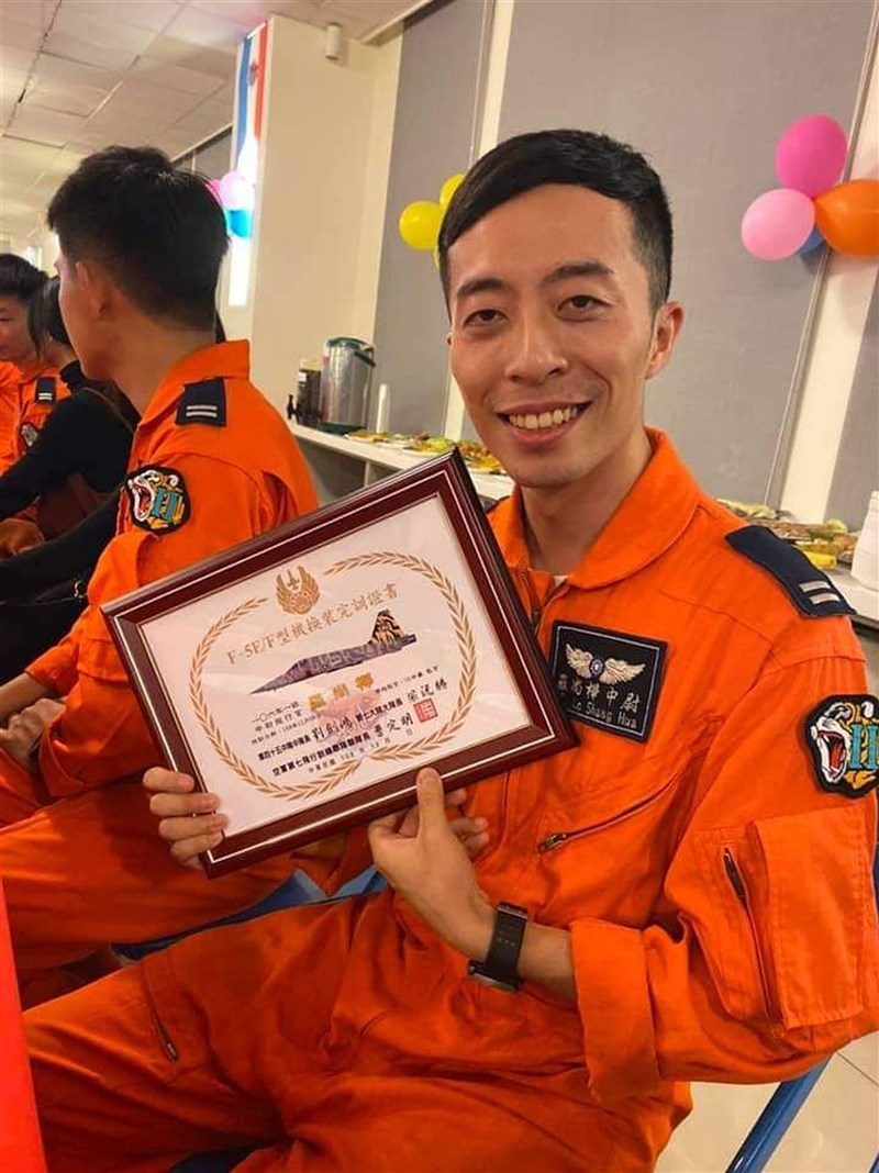 空軍志航基地2架F-5E戰機22日在屏東旭海擦撞,飛官羅尚樺不幸殉職,他的父親23日上午連續貼出64張有關羅尚樺的照片和影音,許多親友留言表達不捨。(取自臉書)中央社記者盧太城台東傳真 110年3月23日