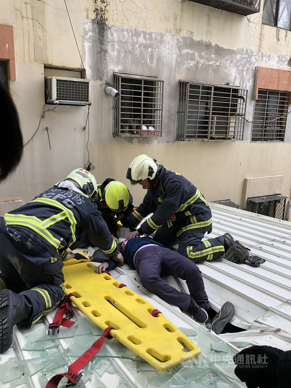 台中市50歲江姓女子23日在西區一處大樓的7樓窗邊靠牆休息時不慎摔落3樓遮雨棚,消防局獲報立即到場救援,幸女子僅輕微外傷,無生命危險。(民眾提供)中央社記者蘇木春傳真 110年3月23日
