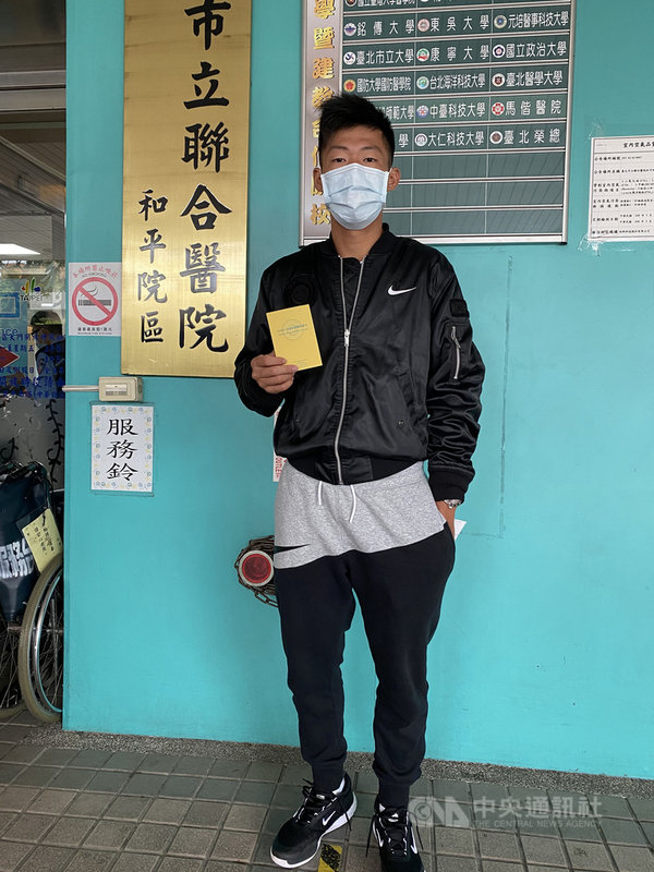 台灣網球小將曾俊欣(圖)與父親曾育德23日上午前往北市聯合醫院和平院區接種AZ疫苗,是全台首波接種疫苗的運動員,兩人接種完沒有感到不適,並維持正常訓練,預計26日晚間搭機前往葡萄牙參賽。(曾育德提供)中央社記者龍柏安傳真 110年3月23日
