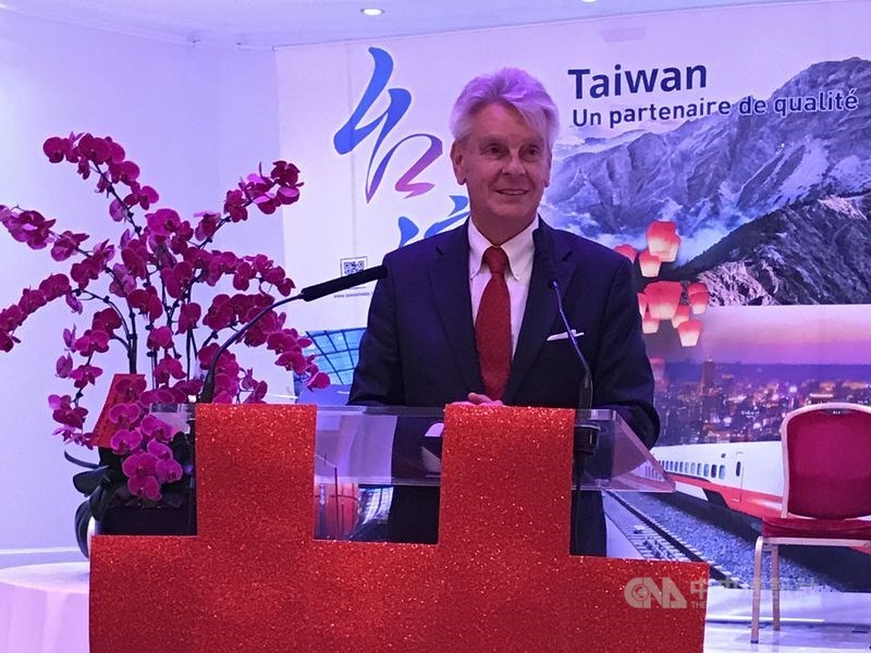 中國駐法大使盧沙野致函法國參議員李察(圖)要求取消國會訪台團。李察接受中央社專訪表示,這事件讓法國人更看清中國企圖,也更加與台灣站在一起。圖為2017年李察出席中華民國駐法代表處國慶酒會。(中央社檔案照片)