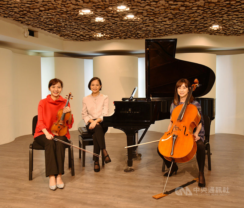 Trio Zilia鋼琴三重奏由前NSO國家交響樂團首席李宜錦(左)、NSO大提琴副首席連亦先(右)、紐約大都會歌劇院聲樂指導王佩瑤(中)組成,3人近年推廣兒童音樂教育不遺餘力,推出多場親子音樂會,廣受大小朋友歡迎。(奇美博物館提供)中央社記者趙靜瑜傳真 110年3月21日