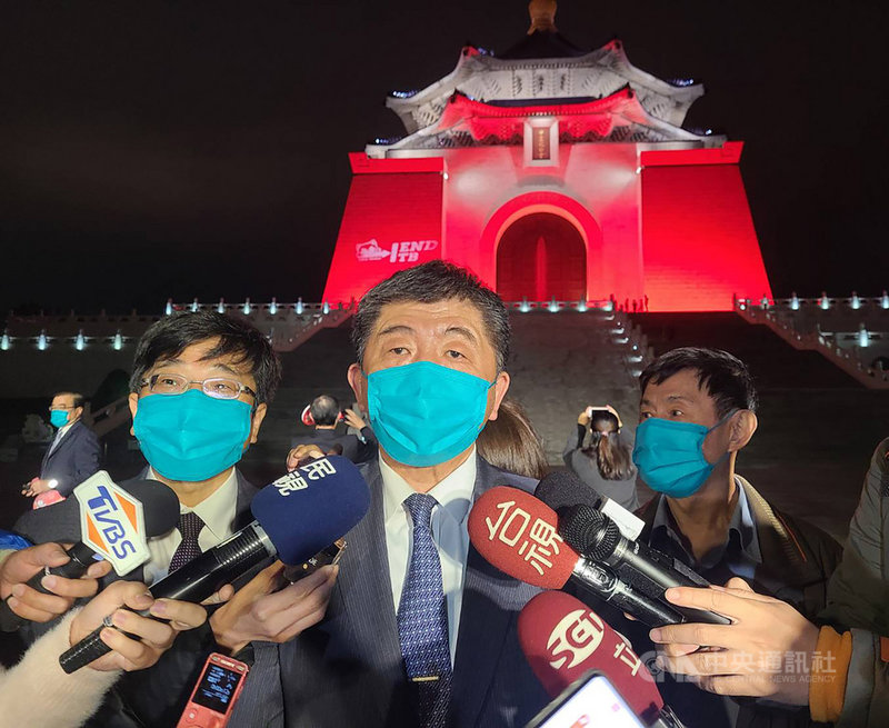 衛福部長陳時中(中)23日受訪表示,AZ疫苗剛開始接種,醫院在安排上可能會花些時間,讓接種速度稍微慢一點,但對於單日接種1578人,他認為「可以再快一點」。中央社記者張茗喧攝 110年3月23日