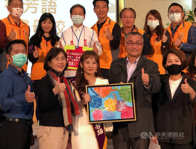 重度視覺障礙者林芳語(前排右3)榮獲周大觀文教基金會2021年第24屆全球熱愛生命獎章,她24日回母校嘉義國中受獎,並致贈繪畫作品給母校。中央社記者黃國芳攝 110年3月24日