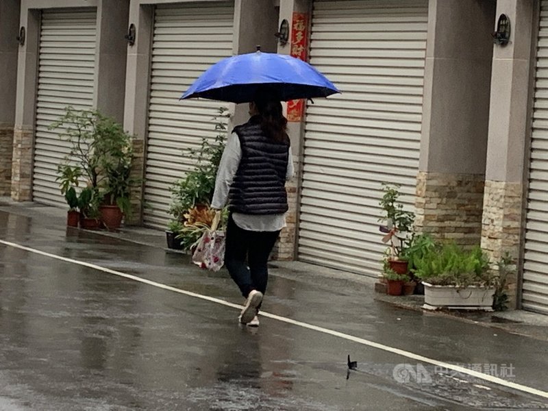 高雄市24日清晨下雨了,市區雨勢不大,不過大地旱象稍有緩和。中央社記者王淑芬攝 110年3月24日