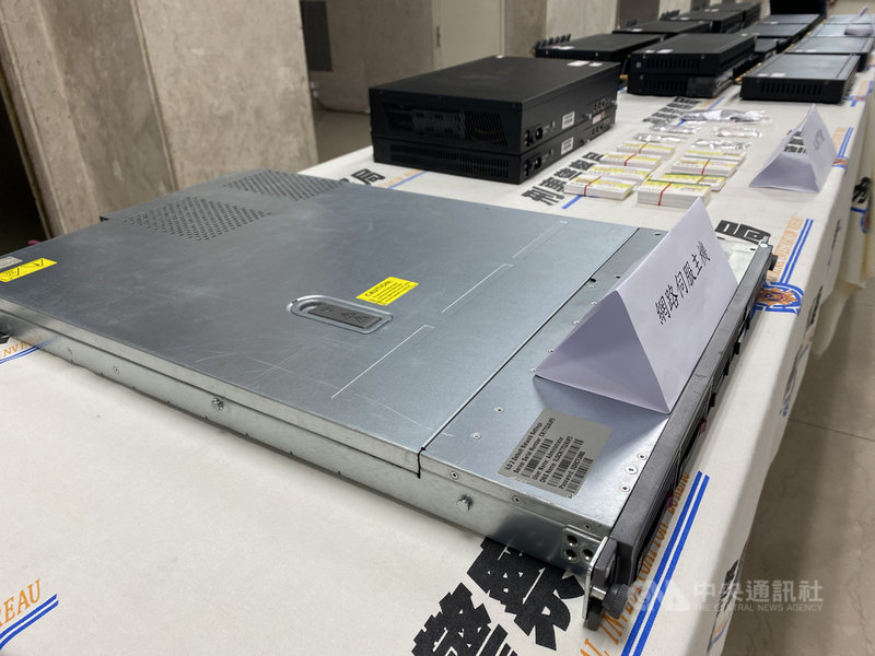 以林男為首的非法電信系統商透過自行研發的篡改電話顯號程式,再結合詐騙集團進行「猜猜我是誰」方式行騙,每月發話量至少上萬通,已知受害人逾千人,遭詐騙財損金額近新台幣億元。圖為贓證物。中央社記者黃麗芸攝 110年3月24日