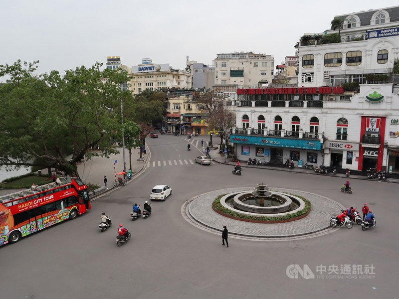 越南鎖國防疫屆滿週年,河內市中心東京義塾廣場(Dong Kinh Nghia Thuc Square)以往被外國旅客塞爆,如今卻是天差地別的冷清景象。圖攝於22日。中央社記者陳家倫河內攝 110年3月24日