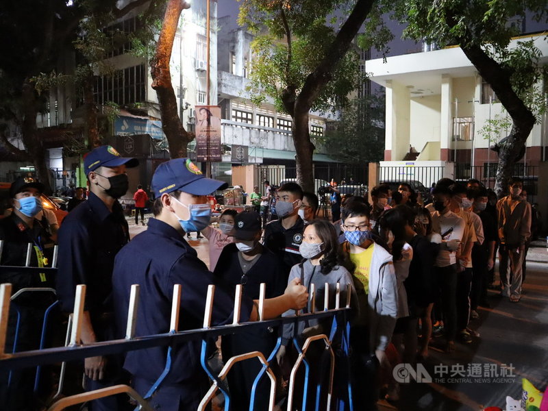 越南過去一年爆發了3起較大規模的COVID-19本土疫情,因1月疫情宣告暫停的越南足球甲級聯賽(V League)至3月才恢復,足球迷們14日戴著口罩進場。中央社記者陳家倫河內攝 110年3月24日