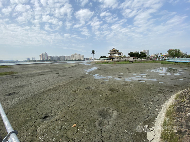 受鋒面通過及東北季風影響,23日晚間起全台轉有雨,中南部水庫集水區多有進帳,但仍未解旱象。高雄24日清晨降雨,不過雨量不大,澄清湖水庫(圖)至上午10 時累積雨量仍掛零。中央社記者董俊志攝 110年3月24日