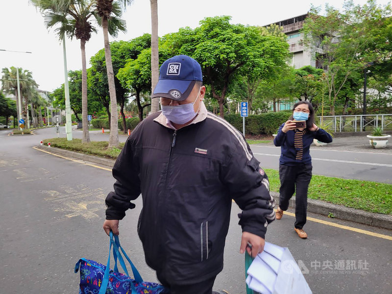蘇花公路宜蘭東澳段16日發生遊覽車車禍事故,造成6人死亡、39人輕重傷。遊覽車游姓司機(前)24日接受檢方複訊後,以新台幣100萬元交保候傳。面對媒體提問並不回應。中央社記者沈如峰宜蘭攝 110年3月24日