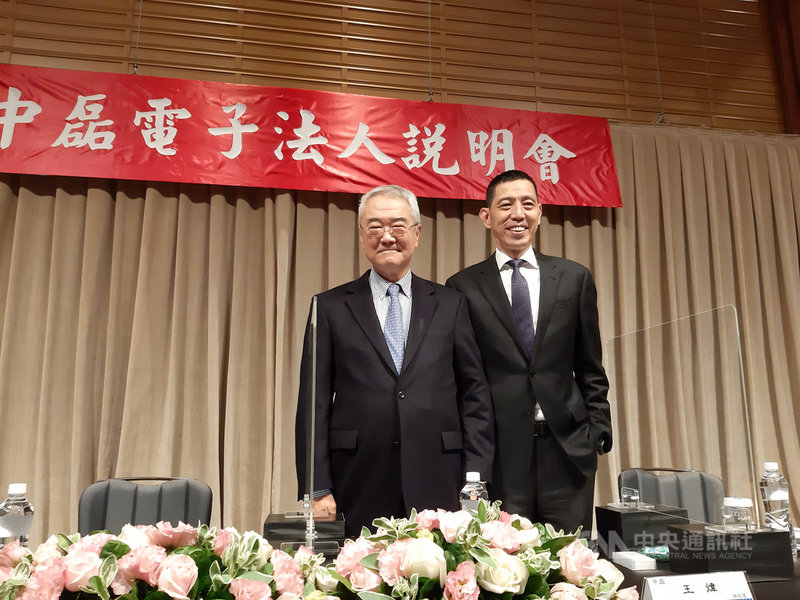 電信設備廠中磊電子董事長王伯元(左)、總經理王煒24日在法人說明會表示,除台灣、蘇州及菲律賓等3地產能,並增設印度新廠,營收獲利有機會超越去年。中央社記者潘智義攝 110年3月24日