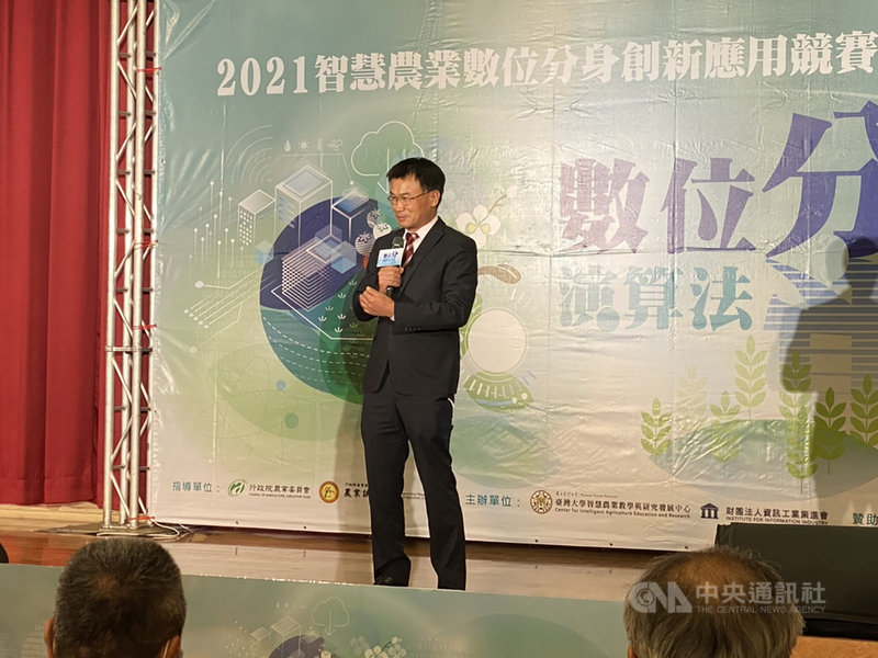 台灣鳳梨外銷新加坡,有一名新加坡台商日前投書媒體稱鳳梨不甜、內部出現黑心;農委會主委陳吉仲24日說,日本、香港、新加坡是鳳梨外銷的主要市場,目前銷日績效非常好,此應是少數,3月中下旬盛產出貨會夠甜。中央社記者楊淑閔攝 110年3月24日