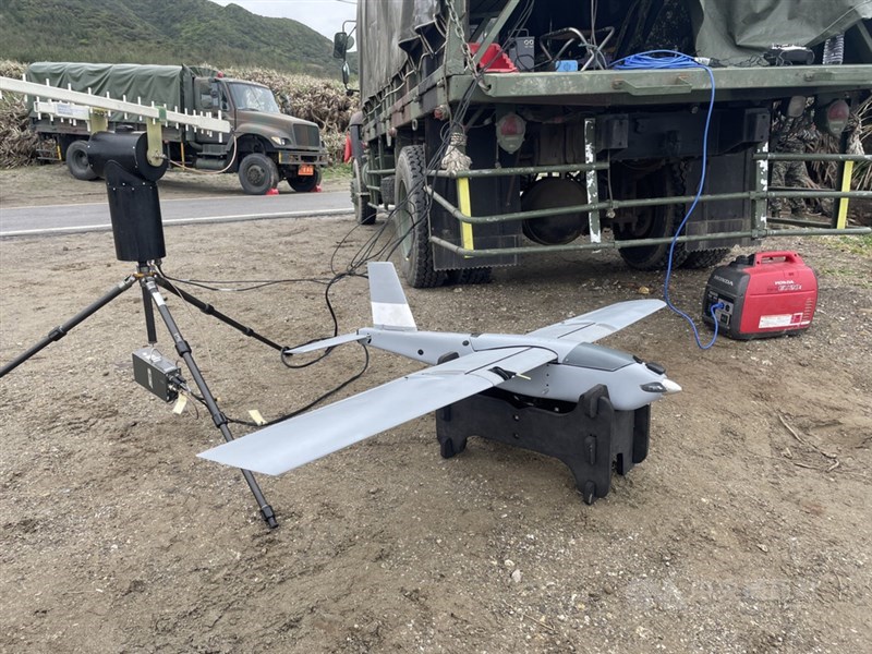 台東志航基地2架F-5E戰鬥機22日下午在屏東牡丹鄉旭海海域上空擦撞墜海,飛官潘穎諄失蹤,軍方24日搭配中科院研發的紅雀無人機進行搜尋。中央社記者郭芷瑄攝 110年3月24日