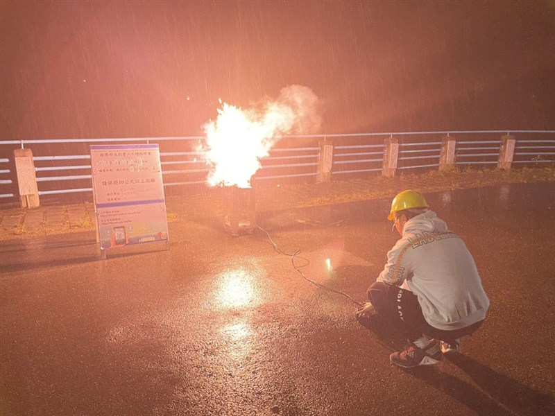旱象嚴峻,苗栗地區24日凌晨起開始降雨,水利署也趁鋒面通過,在桃竹苗5座水庫實施人工增雨作業,盼為水庫解渴。(農田水利署苗栗管理處提供)中央社記者管瑞平傳真 110年3月24日