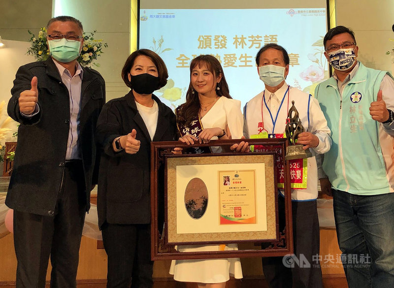 重度視覺障礙者林芳語(中)為正義、清白挺身而出,孤軍奮戰網路霸凌,並向警方報案、檢方起訴,還嘗試畫家、演員等角色,四處分享生命故事,榮獲周大觀熱愛生命獎章,24日回母校嘉義國中受獎。中央社記者黃國芳攝 110年3月24日