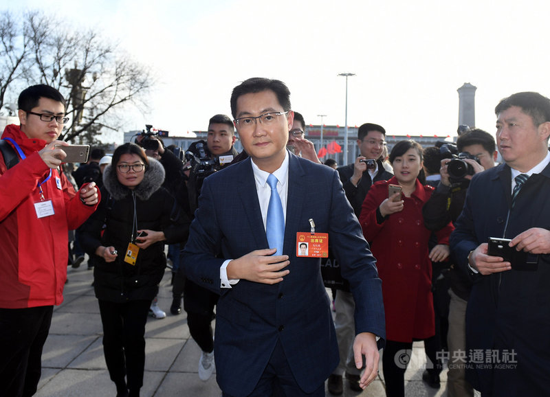 針對遭「反壟斷」傳言,騰訊控股主席馬化騰24日回應稱,會積極配合監管部門。圖為馬化騰(中)2017年在北京參加全國「兩會」。(中新社提供)中央社 110年3月24日