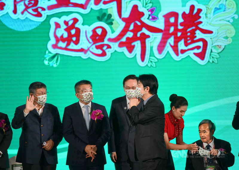 世界台灣商會聯合總會第27屆第2次理監事聯席會議開幕典禮24日在台北圓山飯店舉行,副總統賴清德(右3)、立法院副院長蔡其昌(左2)、台北市長柯文哲(左)、僑委會委員長童振源(左3)與世界台灣商會聯合總會總會長梁輝騰(右)出席,賴副總統向與會眾人拱手致意。中央社記者王飛華攝 110年3月24日