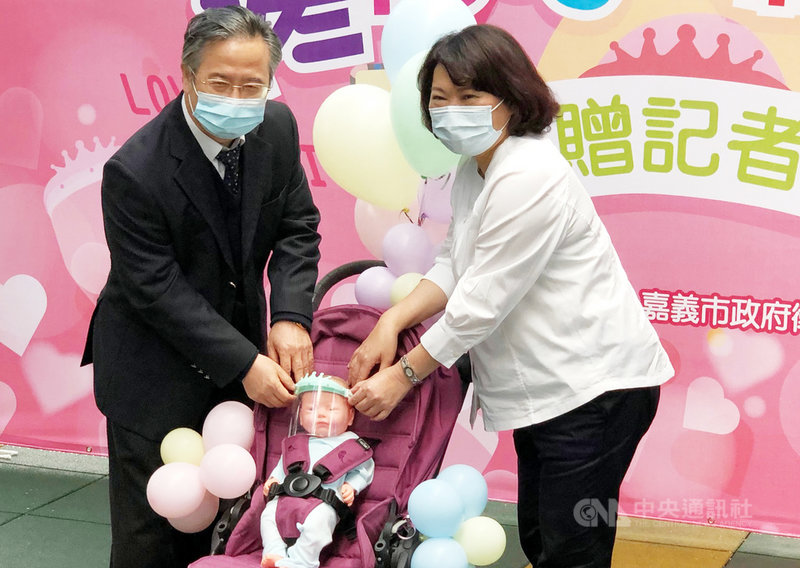 嘉義基督教醫院發現受到疫情影響，家長不敢帶嬰兒到院注射預防針，便設計嬰兒專用防護面罩，24日致贈1000個面罩給嘉義市政府，由市長黃敏惠（右）代表接受。中央社記者黃國芳攝  110年3月24日