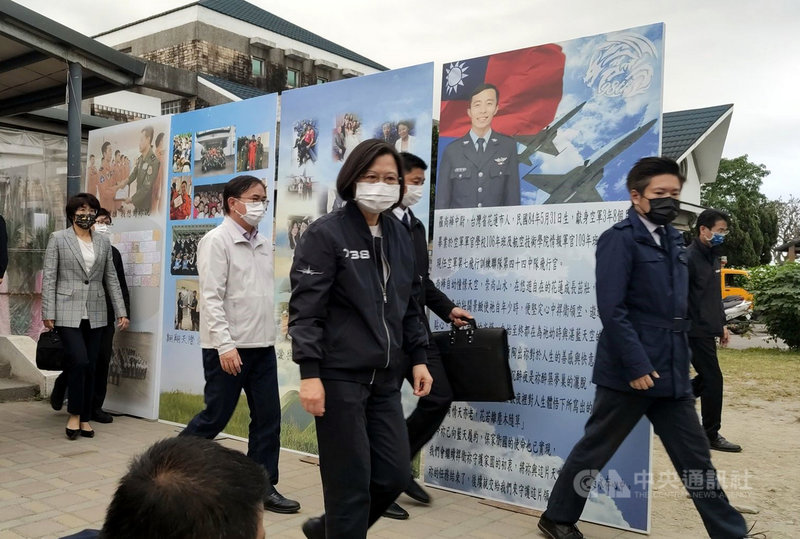 總統蔡英文(中)24日在國防部、空軍司令部人員陪同下到台東,先在志航基地慰問失事戰機的2名飛官家屬,多次表達歉意,接著前往台東市立殯儀館弔唁殉職中尉羅尚樺。中央社記者盧太城台東攝 110年3月24日