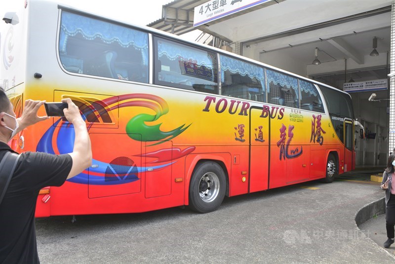 包括肇事的遊覽車在內,騰龍通運公司遊覽車18日進行臨時檢驗。中央社記者黃旭昇新北市攝 110年3月18日