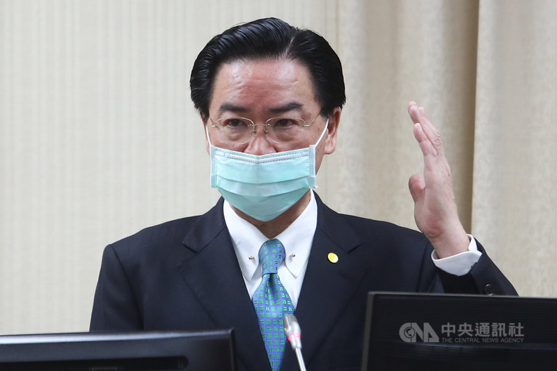 外交部長吳釗燮(圖)24日赴立法院外交及國防委員會備詢,他會前受訪就巴拉圭外交部指中國疫苗廠商以跟台灣斷交作為取得疫苗條件一事表示,中國的承諾,跟是否能達成之間有落差,而且中國疫苗未經世界衛生組織(WHO)認證,施打的國家應自求多福。中央社記者王騰毅攝 110年3月24日