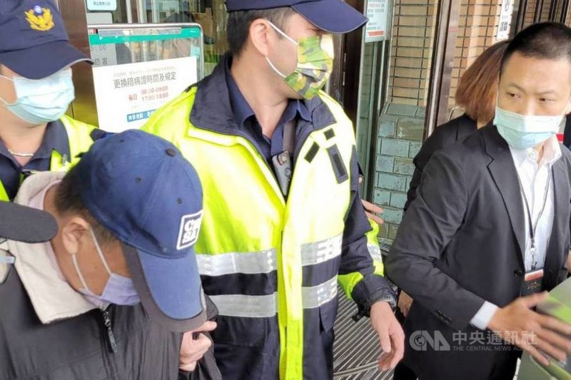 蘇花公路宜蘭東澳段16日發生6人死亡、39人輕重傷的遊覽車車禍事故,受輕傷的遊覽車游姓司機(前左)24 日出院,並在警方戒護下前往宜蘭地方檢察署接受複訊;面對外界質疑,他低頭不發一語。中央社記者沈如峰宜蘭縣攝 110年3月24日
