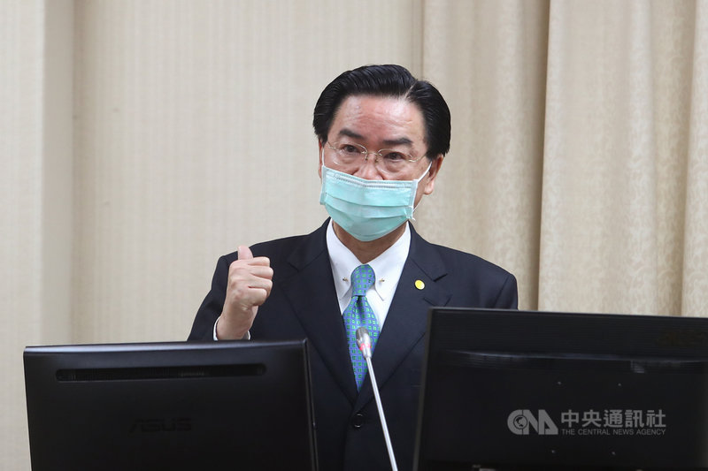 外交部長吳釗燮(圖)24日赴立法院外交及國防委員會報告業務概況,並備質詢。國民黨立委江啟臣關心台灣對中政策,吳釗燮表示,台灣希望有機會與中國進行協商,但同時仍必須面對中國施加的威脅,無法迴避。中央社記者王騰毅攝 110年3月24日