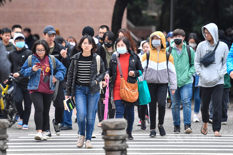 勞動部24日公布最新減班休息統計,與上期相比,這期實施人數微幅增加100人。中央社記者鄭清元攝 110年3月24日