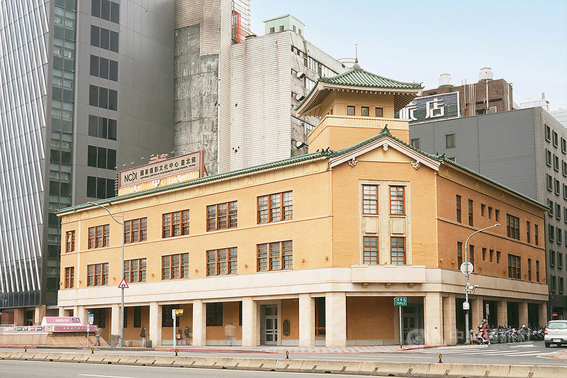 國家攝影文化中心台北館24日舉行揭牌記者會,建築前身為大阪商船株式會社台北支店,經過修復還原84年前風貌,除了為台北街頭再添一處亮點,也成為古蹟活化再利用的參考指標。(國家攝影文化中心提供)中央社記者邱祖胤傳真 110年3月24日