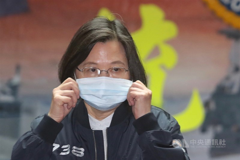 台東志航空軍基地2架F-5E戰機22日執行訓練任務擦撞墜海,造成飛官1殉職1失聯,總統府發言人張惇涵表示,總統蔡英文(圖)24日下午赴台東弔唁慰問。(中央社檔案照片)